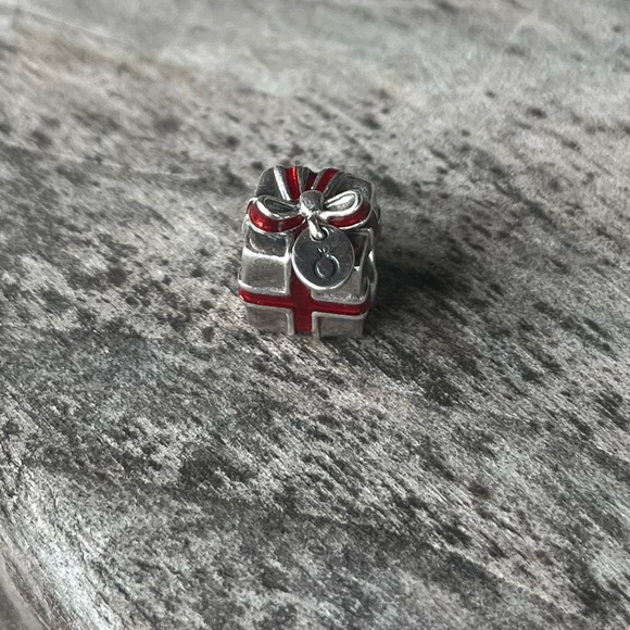 Pandora Red Enamel Present Gift Box Sterling Silver Charm - Picture 2 of 3